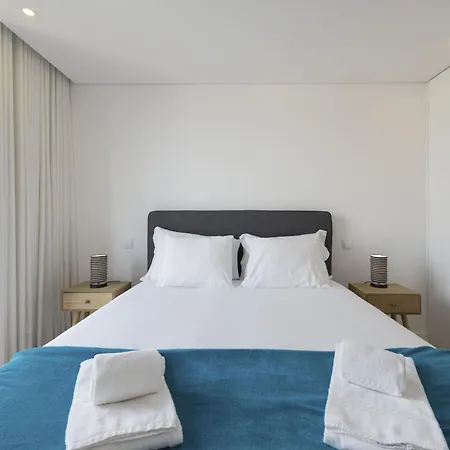 Downtown Bright With Balcony By Vacationy Appartement Oporto