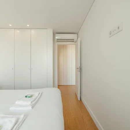 Downtown Bright With Balcony By Vacationy 波尔图