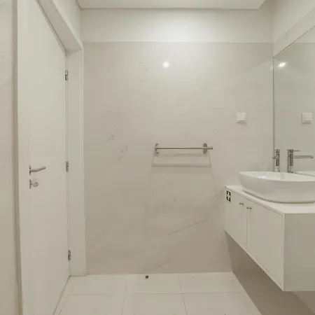 Downtown Bright With Balcony By Vacationy 波尔图