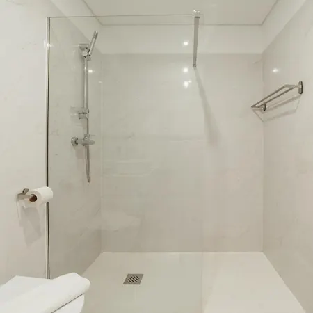 Downtown Bright With Balcony By Vacationy 波尔图