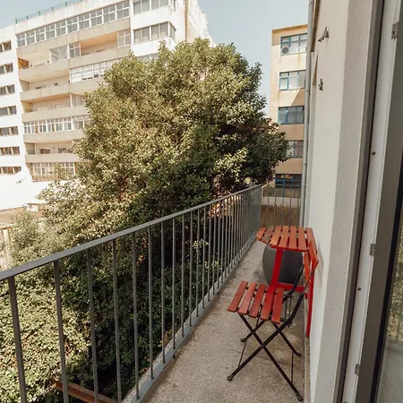 Downtown Bright With Balcony By Vacationy 포르투