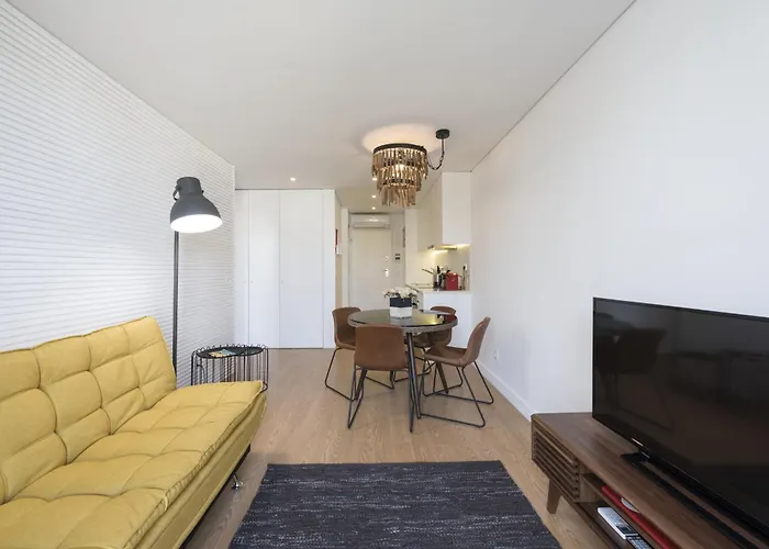 Lägenhet Downtown Bright With Balcony By Vacationy