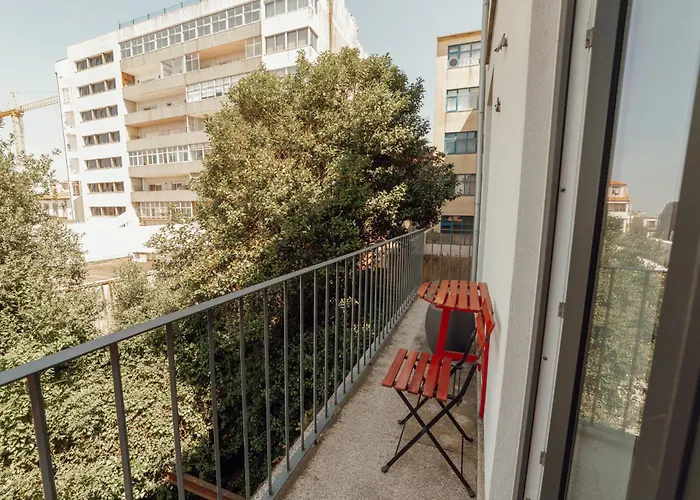 Downtown Bright With Balcony By Vacationy 波尔图