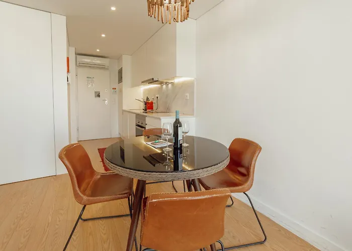 Downtown Bright With Balcony By Vacationy * 波尔图