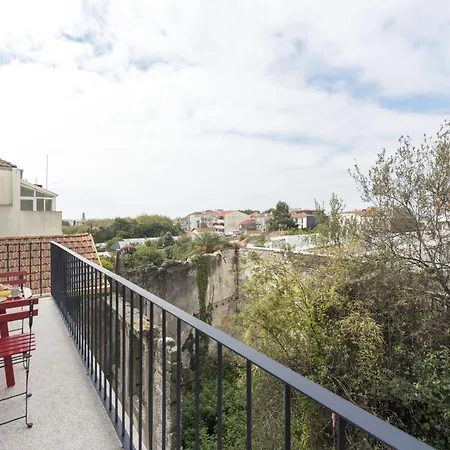 Apartment Downtown Bright With Balcony By Vacationy Porto