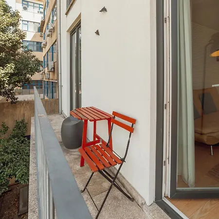 Apartman Downtown Bright With Balcony By Vacationy