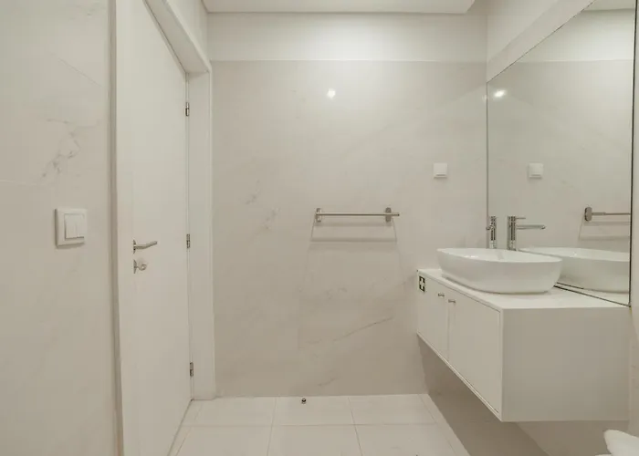 Downtown Bright With Balcony By Vacationy Porto