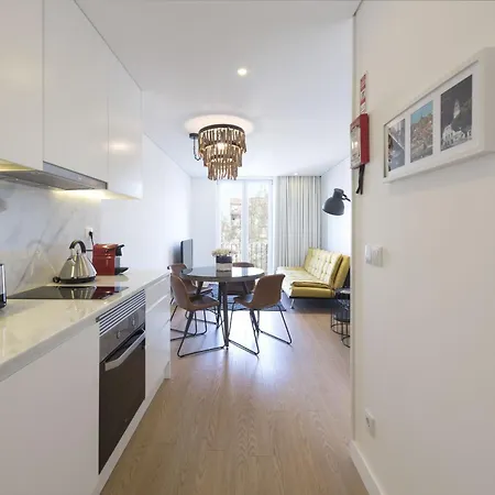 Downtown Bright With Balcony By Vacationy 포르투