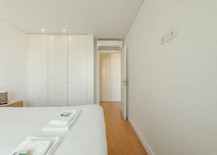 Downtown Bright With Balcony By Vacationy بورتو